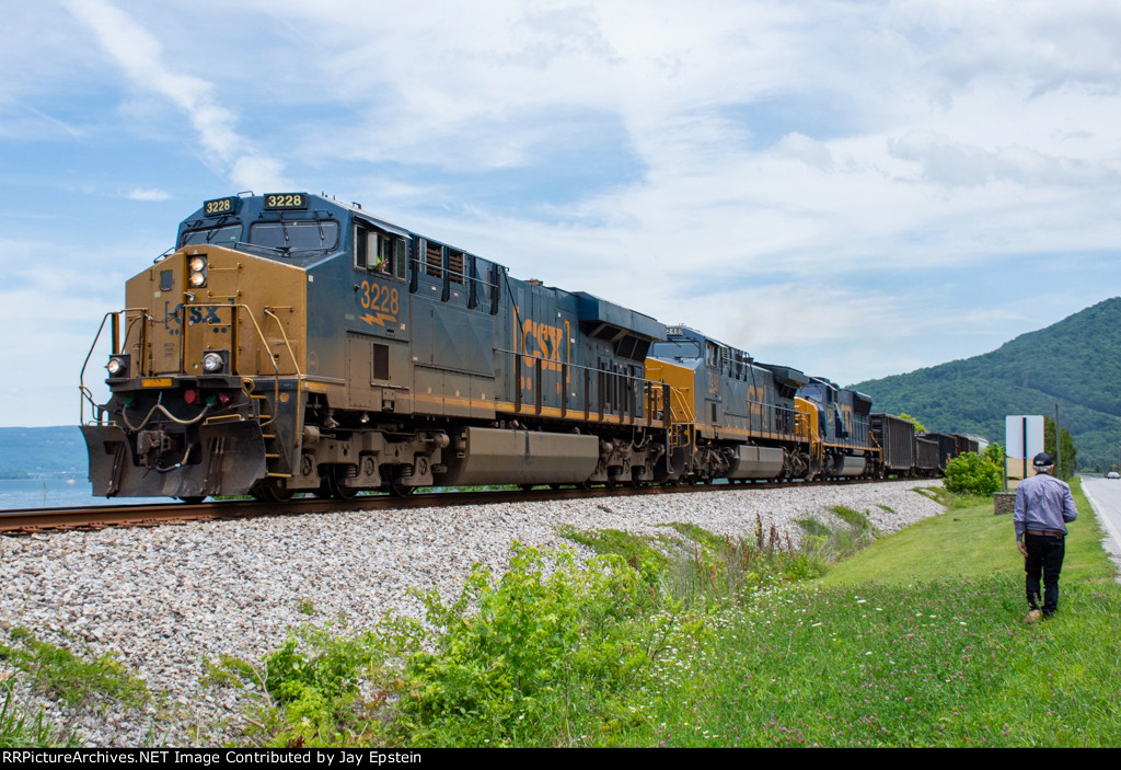 CSX 3228 leads a manifest along Lake Nickajack 